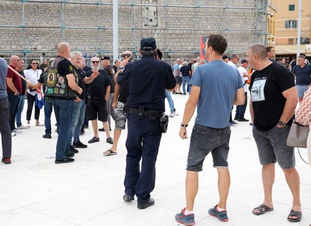 Šibenik:Odrzan je 'Prosvjedni skup protiv financiranja FALIŠ-a i svih ostalih protuhrvatskih dogaðanja'