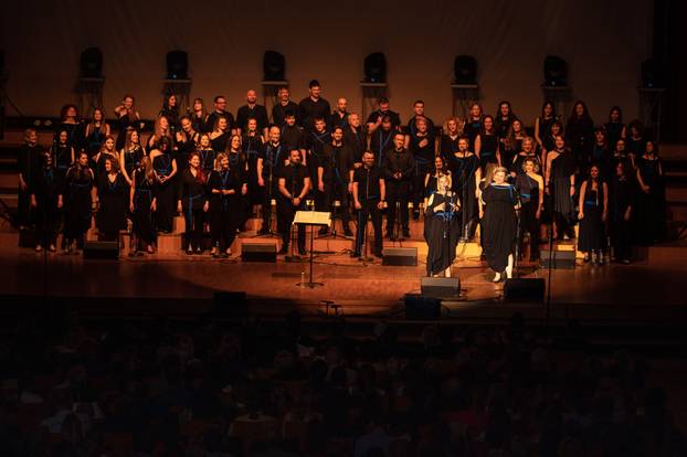 Supruga voditelja Tomislava Jelinčića i zbor Izvor oduševili Lisinski: Od Olivera do gospela