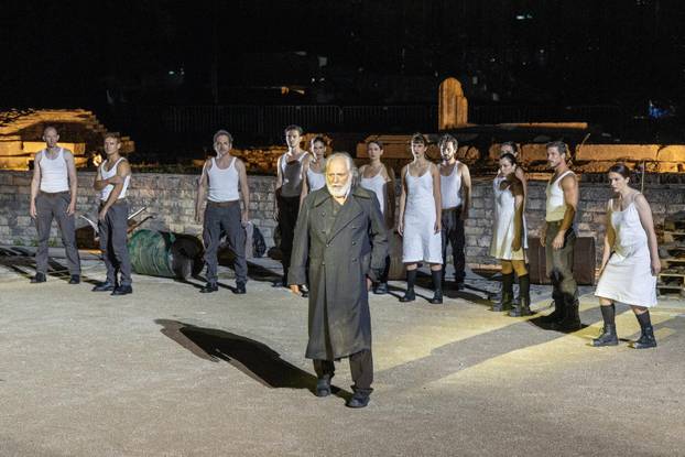 Pula: U Malom rimskom kazalištu odigrana je predstava "Antigona - 2000 godina kasnije"