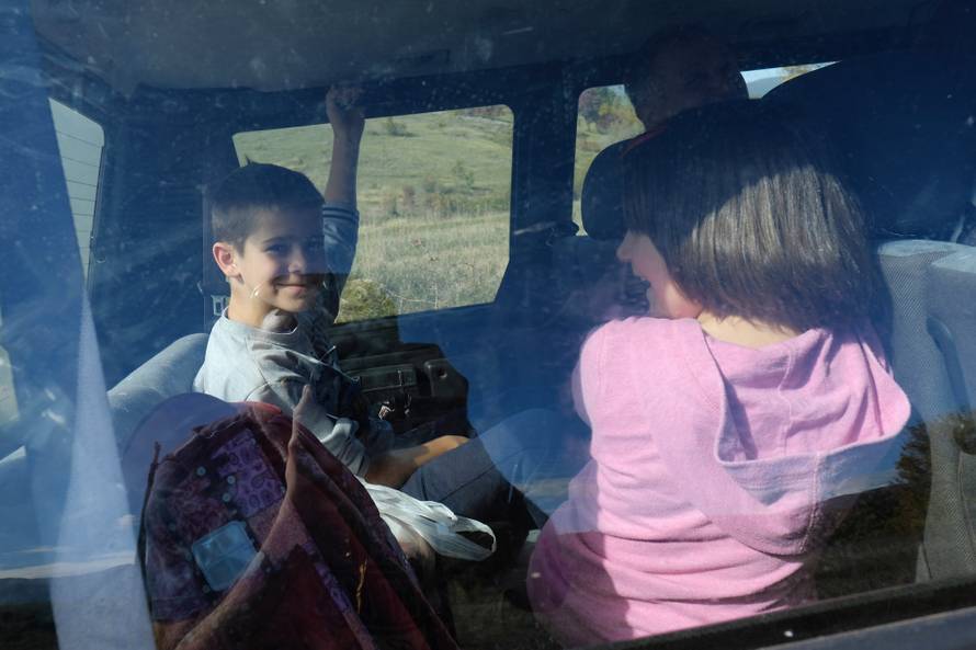 Cestom smrti do škole: Odroni, provalije, divlje svinje i poskoci