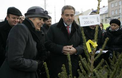 Premijerka Kosor i Bandić za Caritas pomogli prodati borove