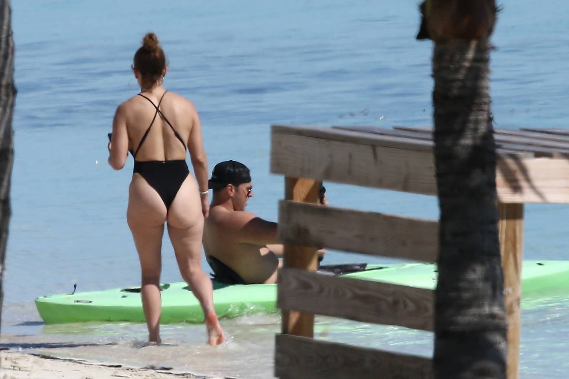 *PREMIUM-EXCLUSIVE* Jennifer Lopez goes paddle-boarding in Turks and Caicos Islands**WEB EMBARGO UNTIL 11:45am PST ON 1/8/2021*