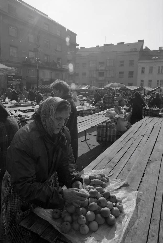 Zagreb: Ponuda voća i povrća na tržnici Dolac