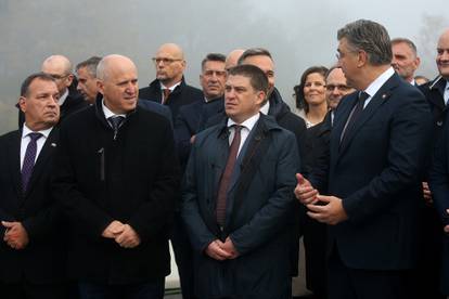 FOTO U Sisku su svečano otvorili novu cestu: Stigli Plenković, Bačić, Butković, svećenik...