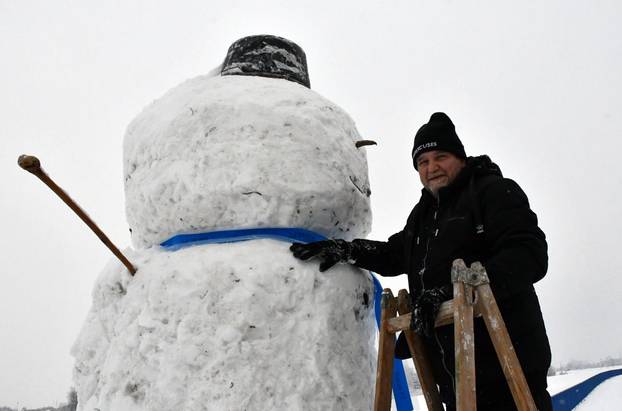 FOTO Slavonski Brod dobio ogromnog snjegovića: Visok je gotovo tri i pol metra