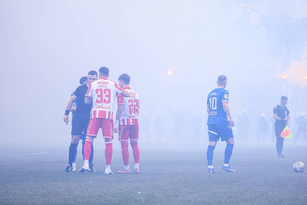 Utakmica Kupa Srbije između Novog Pazara i Crvene zvezde prekinuta je već u prvoj minuti nakon sukoba navijača beogradskog kluba i policije