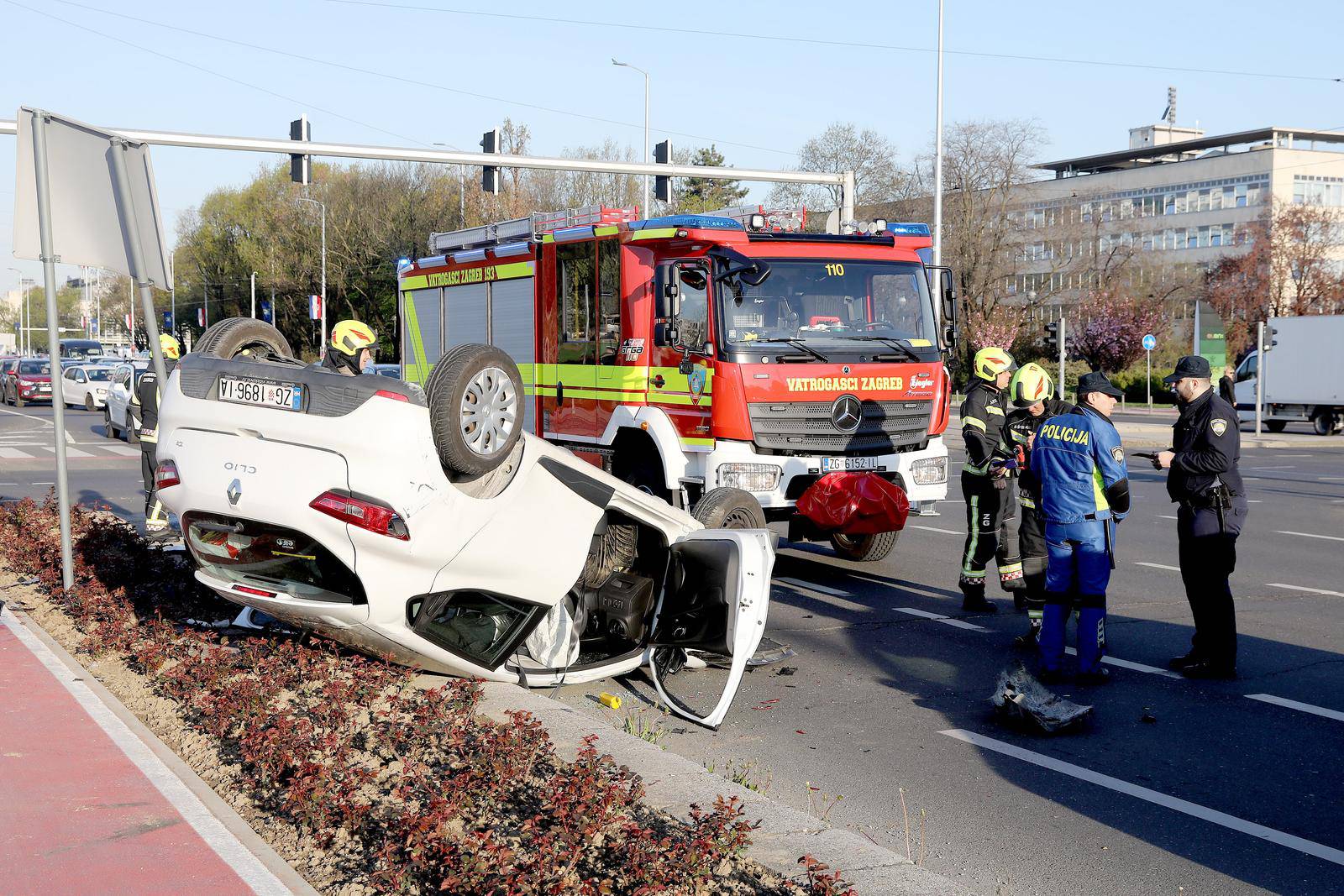 Zagreb: Jedan automobil završio na krovu u prometnoj nesreći u Vukovarskoj