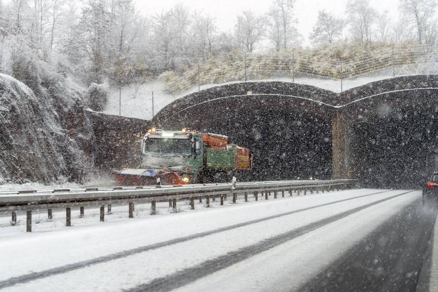 Zimski uvjeti na A1 između čvora Perušić i čvora Gospić