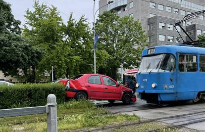 Čovjek s autom završio na tramvajskoj stanici u Zagrebu...