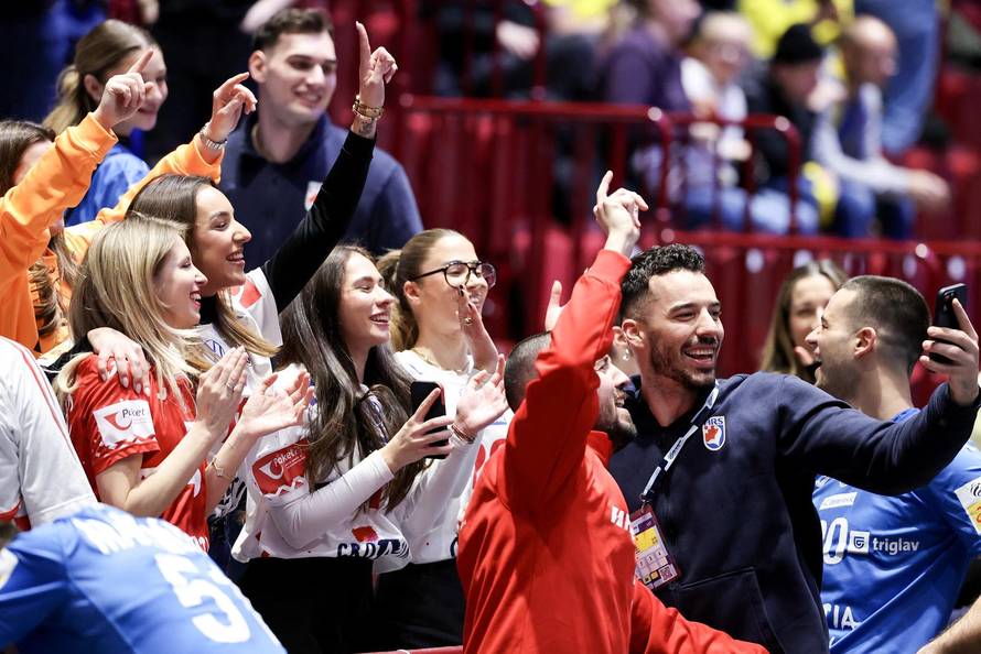 Malmo: Hrvatski rukometaši ipak najviše vole proslavu ulaska u polufinale uz poljupce svojih partnerica i zagrljaje obitelji