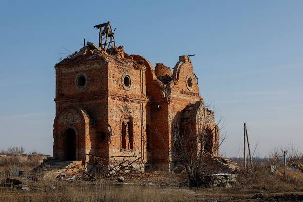 People of war-torn towns in Ukraine's Donetsk region aim to rebuild lives