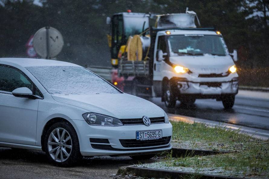 Brnaze: Snijeg pada u okolici Sinja