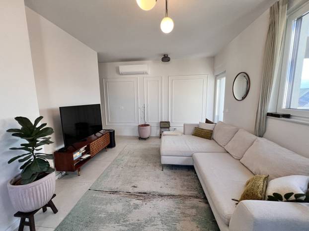 FOTO Naš poznati voditelj i žena mjesecima prodaju penthouse za skoro 400.000 eura! Zavirite