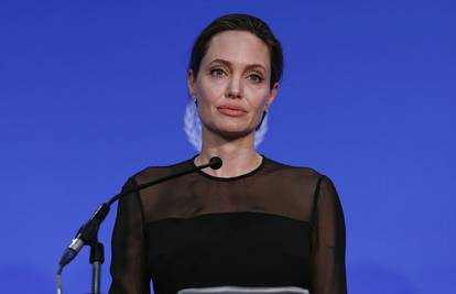 Angelina je shrvana jer je Brad odlučio nastaviti sa životom