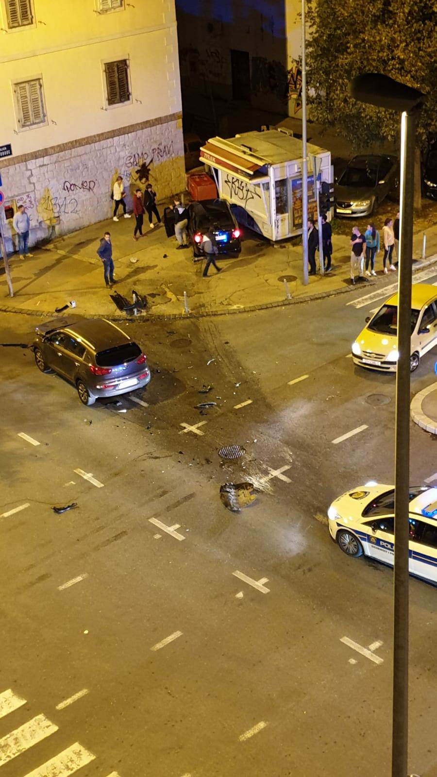 Video: Strašan sudar u Splitu, jedan auto završio je u kiosku
