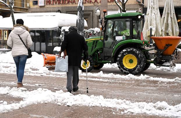 Zagreb: Snijeg zabijelio grad