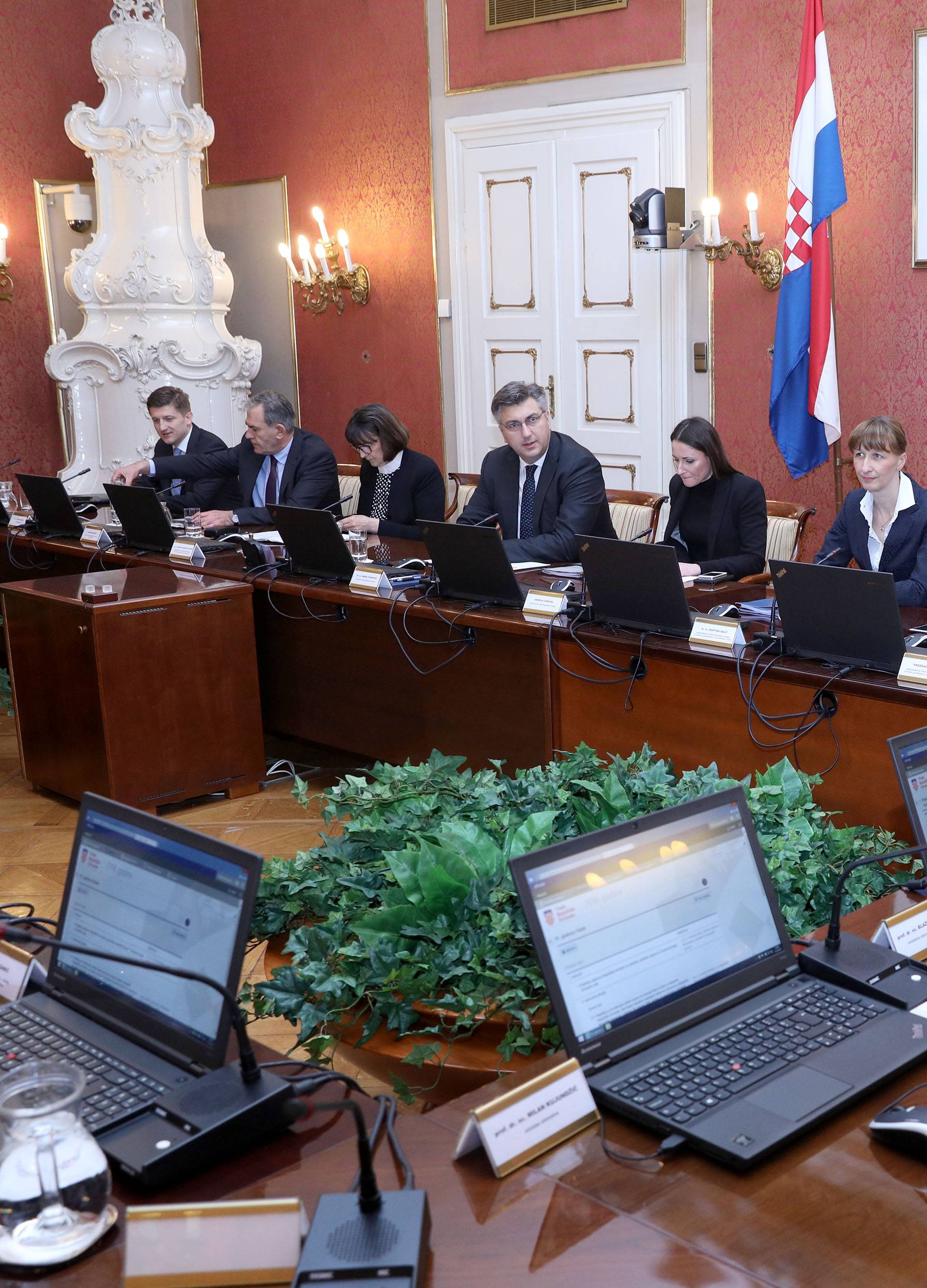 Vlada će na zatvorenoj sjednici odgovoriti EK o tužbi Slovenije