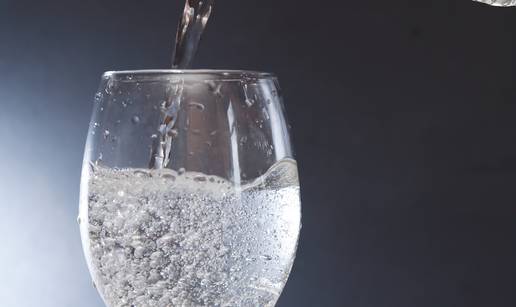 Doprinosi li mršavljenju ili izaziva žgaravicu? Razotkrivena četiri mita o gaziranoj vodi