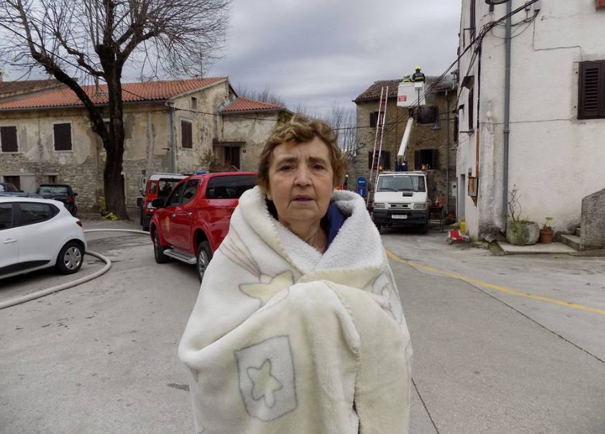 Plamen progutao starici kuću u Buzetu: 'Ostala sam bez svega'