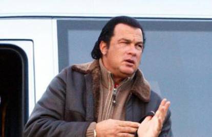 Steven Seagal će borilačkim vještinama učiti čuvare u školi