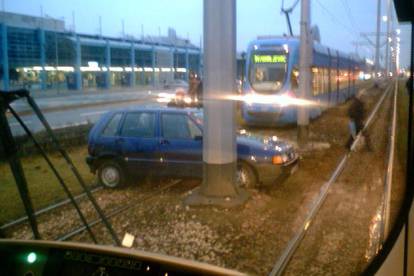 Zagreb: Fiatom je sletio s ceste na tramvajsku prugu