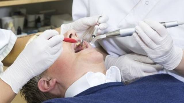 Odbila popraviti zub čovjeku s HIV-om, kažnjena  s 20.000 kn