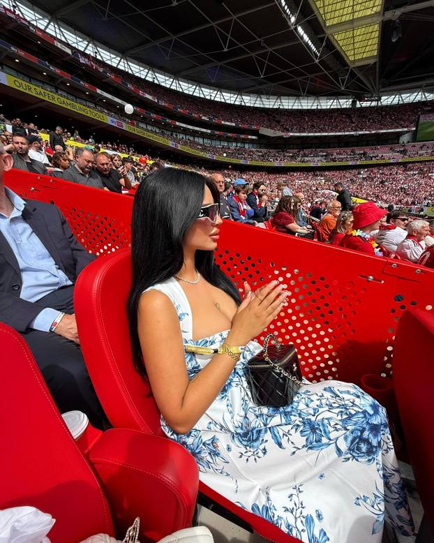 FOTO Zbog supruga je prešla na islam, a optužili su ju da zbog njene 'magije' on ne igra za BiH