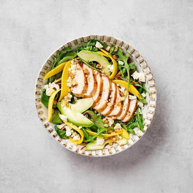 Easy,Grilled,Chicken,Breast,Salad,With,Mango,And,Avocado,Slices,