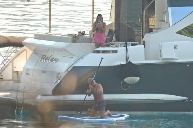 Gerard Pique s novom curom uživao na jahti kod Lopuda, kupali se i veslali na dasci