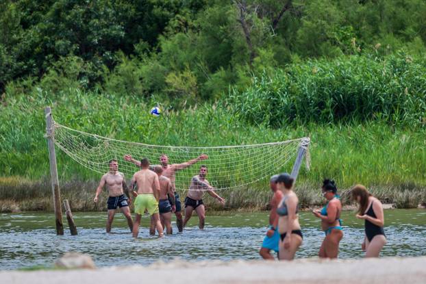 Posedarje:  Kupanje oko crkvice sv. Duha