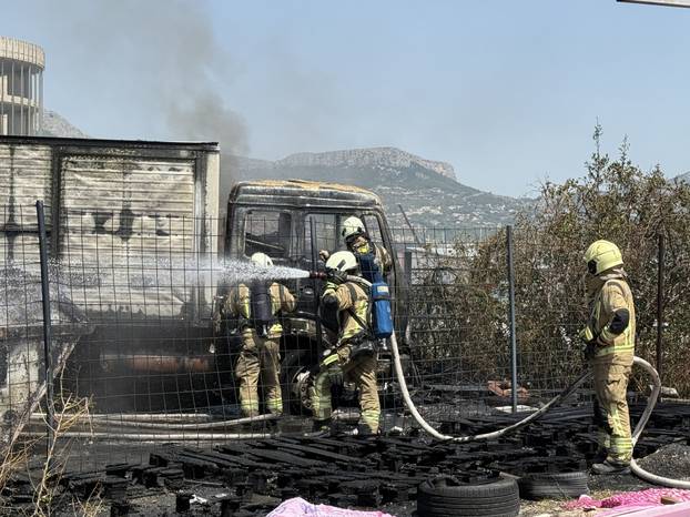 Split: Izbio požar na Stinicama, gorjelo smeće i vozilo
