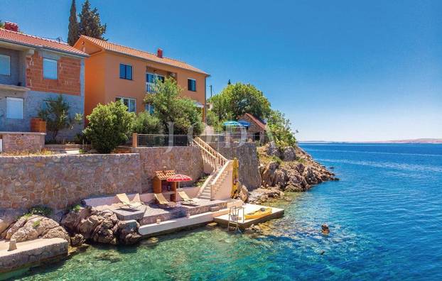 FOTO Netko u Hrvatskoj prodaje kuću na samoj obali: 'Spaja se s morem.' Cijena će vas iznenaditi