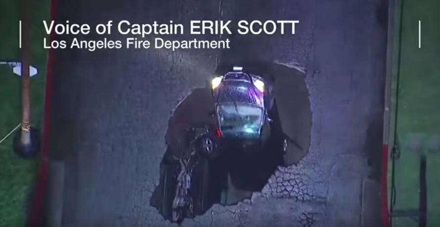 Otvorila se ogromna rupa u cesti, u nju su upala dva auta