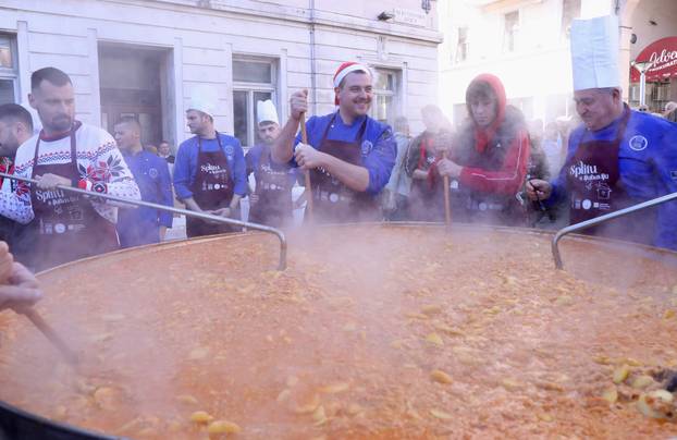 U Splitu građanima podijeljeno pet tisuća porcija bakalara i fritula
