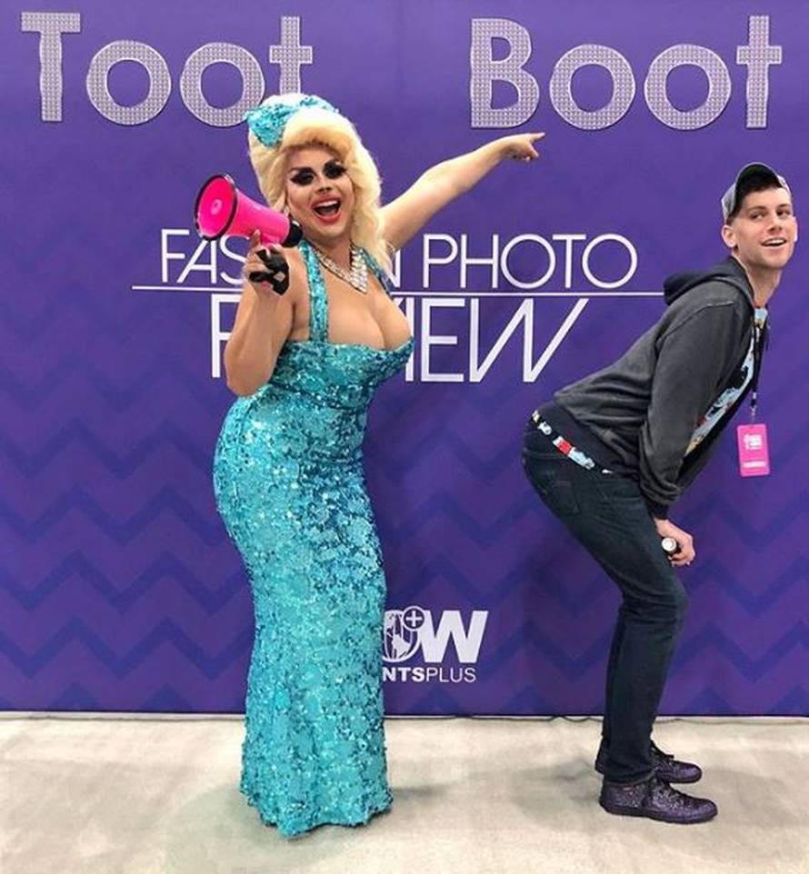 Perje, šljokice, štikle: U SAD-u glamurozan party muškaraca