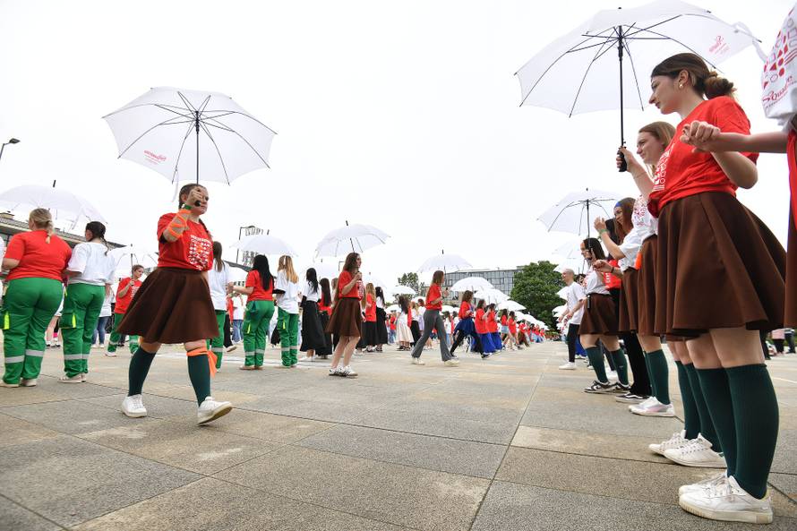 Varaždin: Stotinu maturanata varaždinskih srednjih škola plesalo tradicionalnu Quadrillu