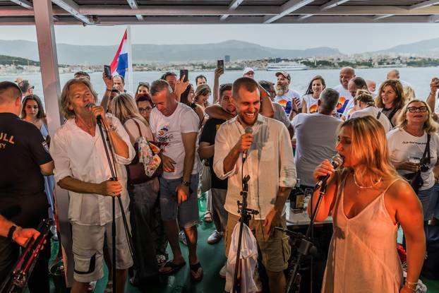Split: Koncert u čast Oliveru Dragojeviću  na trajektu za Velu Luku