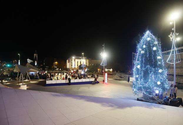 Šibenik: Šibenska Adventura zapo?ela koncertom Parnog valjka u perivoju Roberta Visianija