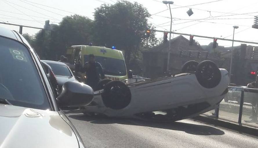 Sudarila se tri auta u Zagrebu:  Jedan od njih završio na krovu