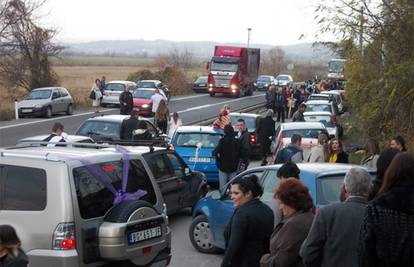 Pop se pogubio: I vjenčanje i sprovod zakazao je u isti sat