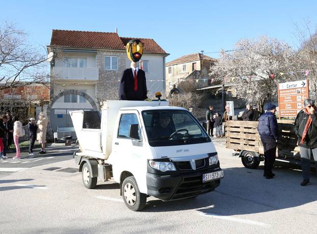 Jezera: Maškarana povorka prodefilirala je Jezerima