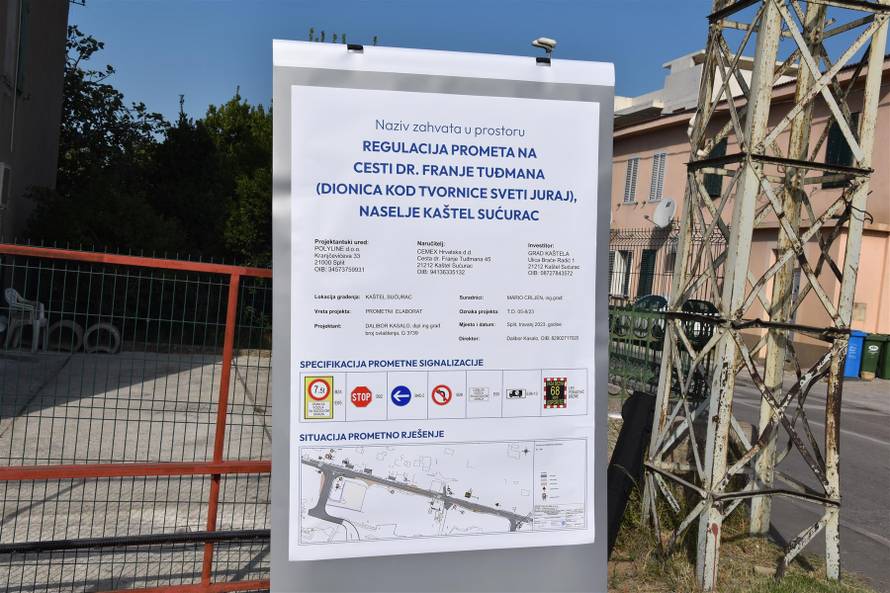 FOTO U Kaštelima postavili novi znak koji mjeri brzinu. Svečano ga je u rad pustio gradonačelnik