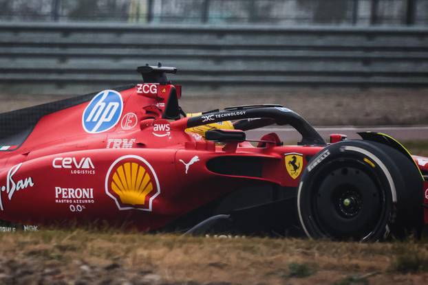 Prvi krug novog voza?a Ferrarija Lewisa Hamiltona tijekom dana testne vožnje u Fioranu
