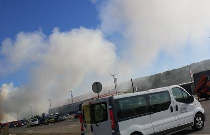 Vatrogasci gase požar u Rijeci, zapalilo se odlagalište otpada