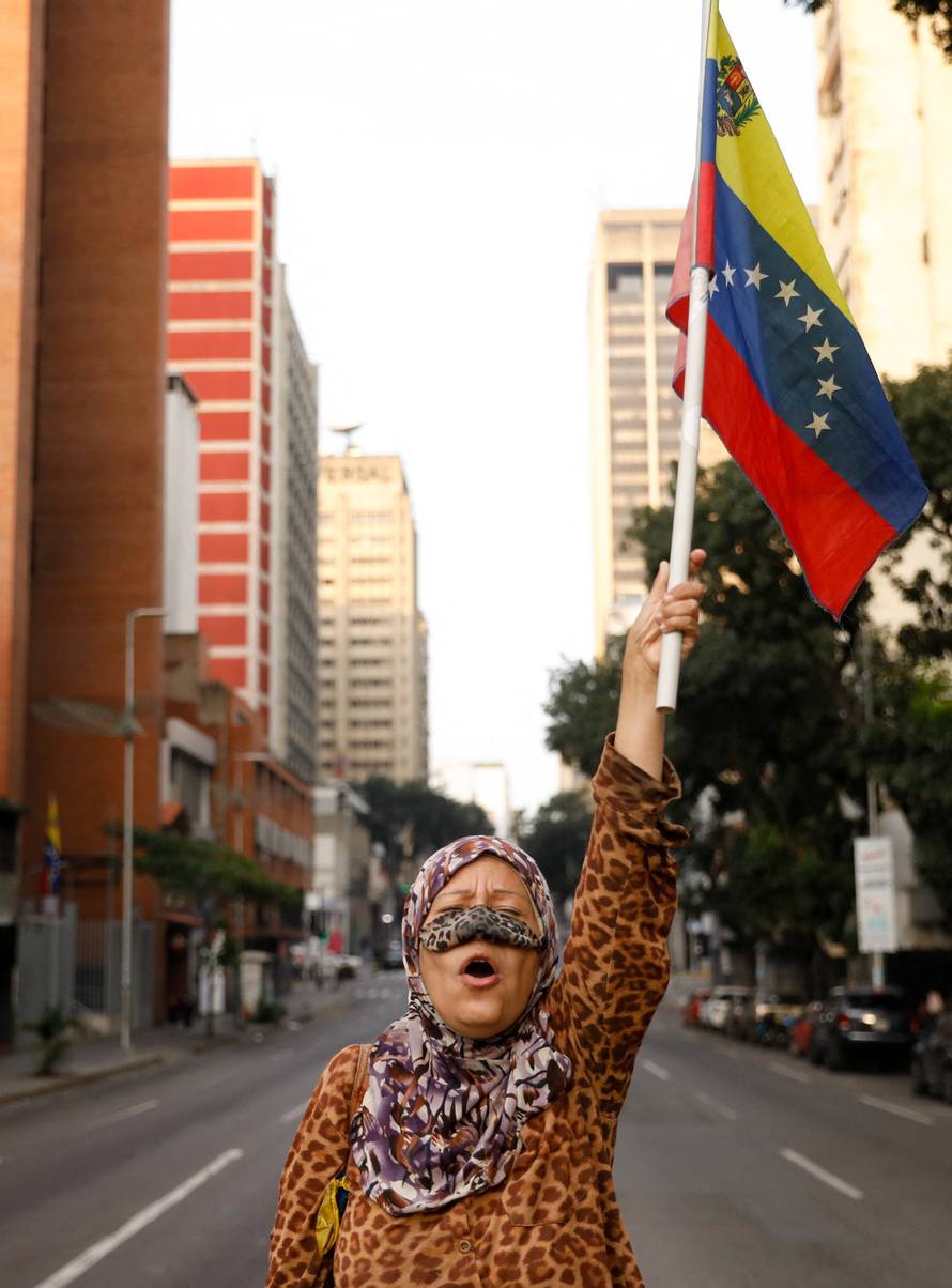 U.S. strikes Venezuelan capital