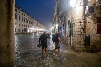 Stradun u Dubrovniku nakon obilne kiše postao kupalište