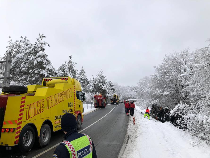 Prevrnuti kamion izvlačili su četiri sata s čak tri dizalice