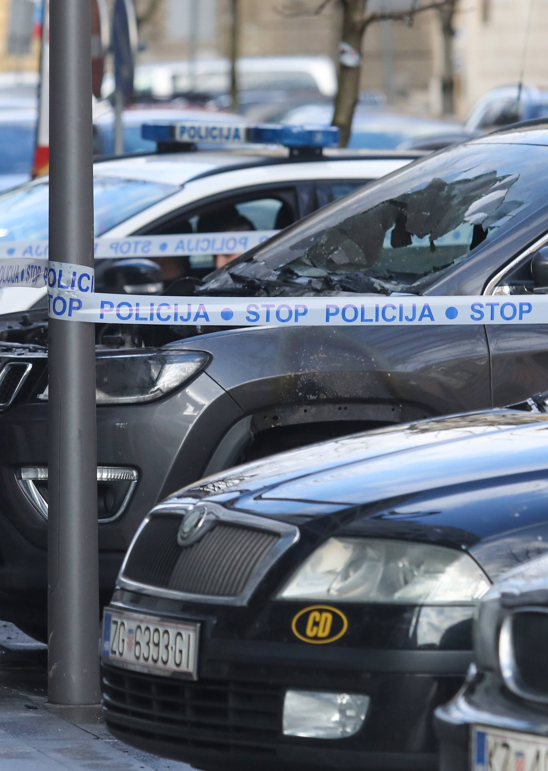 Bacili zapaljivu stvar na auto u Zagrebu, savila mu se hauba