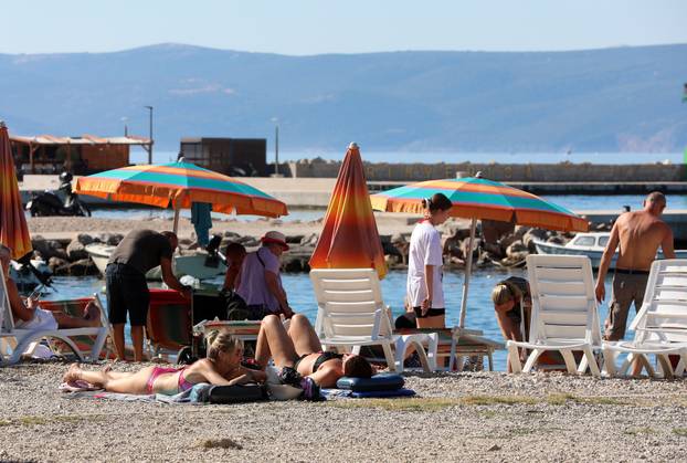 Crikvenica: Kupači na gradskim plažama i turisti