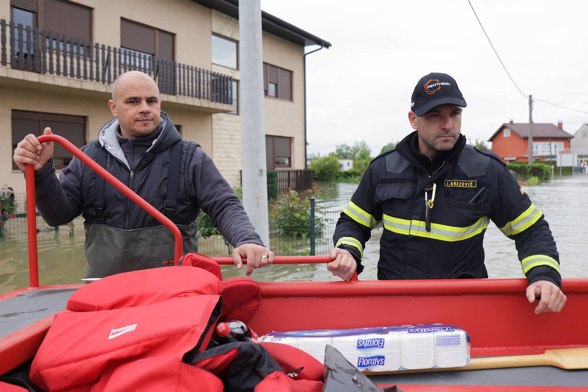 Karlovac: Vatrogasci i Crveni križ dostavljaju kruh građanima koji su u svojim kućama